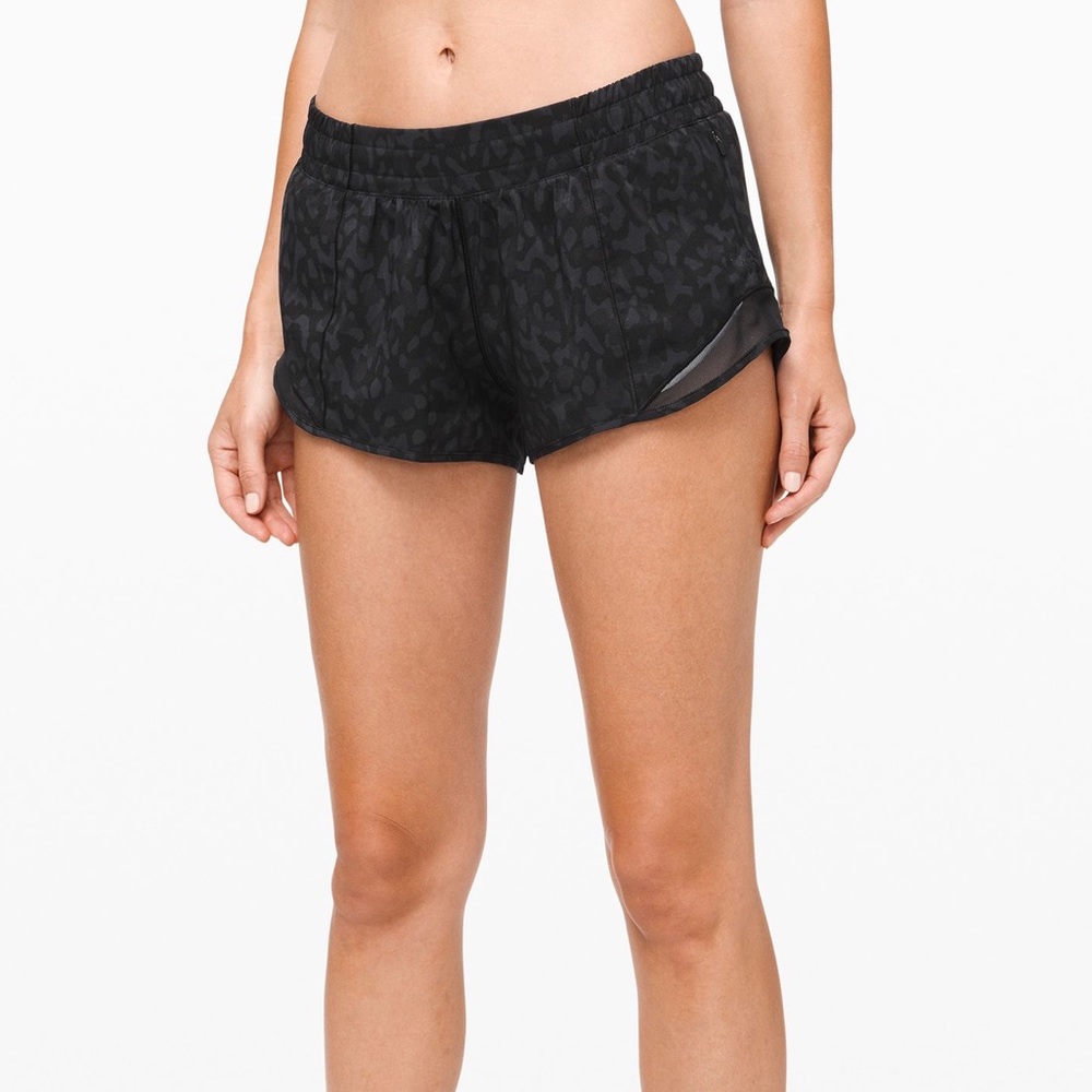 Lululemon black cheetah hotty hot size 4 low rise 2.5 inseam